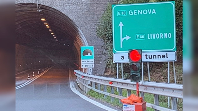 Semaforo in autostrada, chiusure programmate