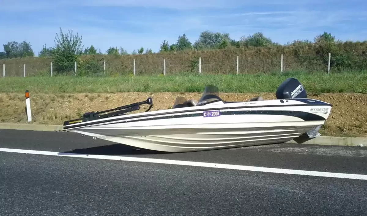 barca in autostrada liguria