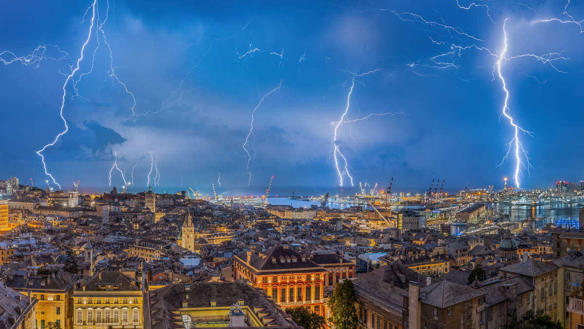 Foto di Andrea Facco, fulmini su Genova