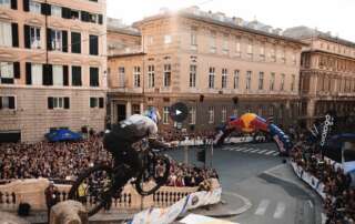 Red Bull Genova Cerro Abajo 2026, rider in discesa tra le creuze di Genova